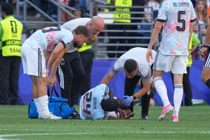 Duró 21 minutos en cancha el compañero del Dibu Martíenz en el Aston Villa. (AP Photo/Ted S. Warren)