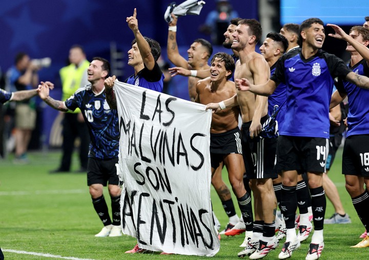 La Selección Argentina exhibió una bandera por las Islas Malvinas. (REUTER)
