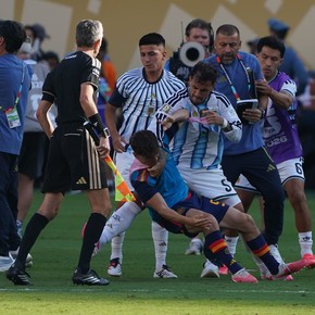 Final caliente: Paredes expulsado por pelearse con Eric y Gavi y el "lloraron toda la semana" de Otamendi a Rodri