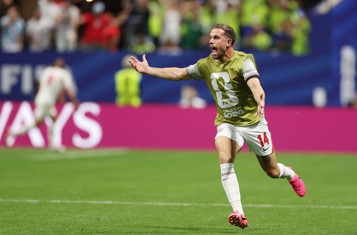 Jordan Henderson celebrando un gol de Harry Kane. 