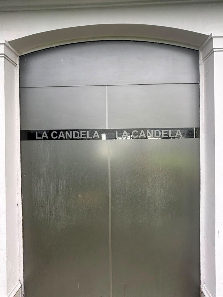 Junto a la entrada, el único lugar donde subsiste el viejo nombre.