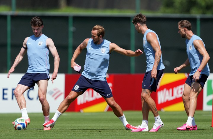 Declan Rice y Harry Kane durante el entrenamiento (Reuters)
