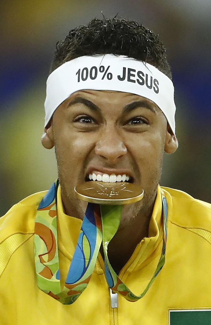 Neymar y la medalla de oro correspondiente a los Juegos Olímpicos en 2016.