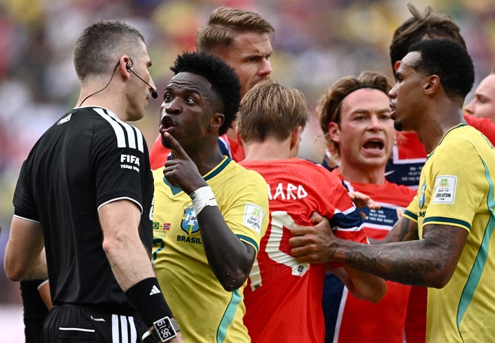 Elfath discute con Vinicius en Brasil-Noruega (REUTERS/Dylan Martinez).
