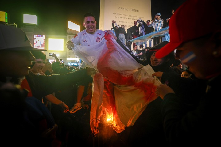 Hinchas queman una bandera inglesa en el Obelisco (EFE).