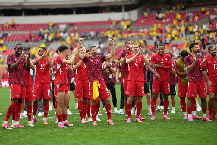 Los jugadores festejan frente a su gente (EFE).