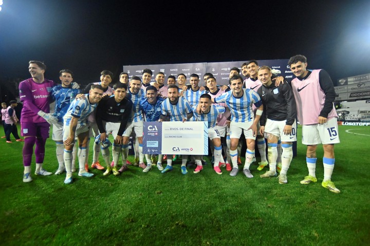 Racing festeja con el cheque (Fotobaires). 