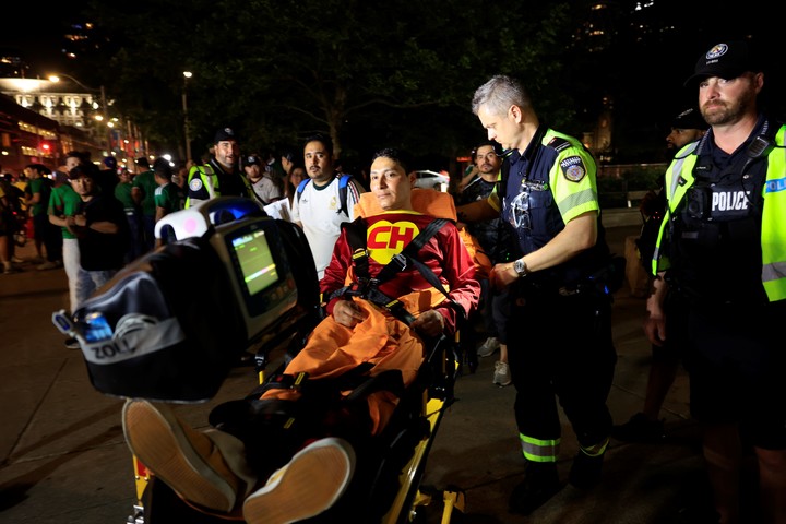 Un hombre disfrazado del Chapulín Colorado tuvo que ser asistido (EFE).