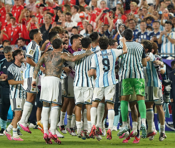 The players joined the supporters in singing “Anyone who doesn’t jump is English” after reaching the last four (Juano Tesone).