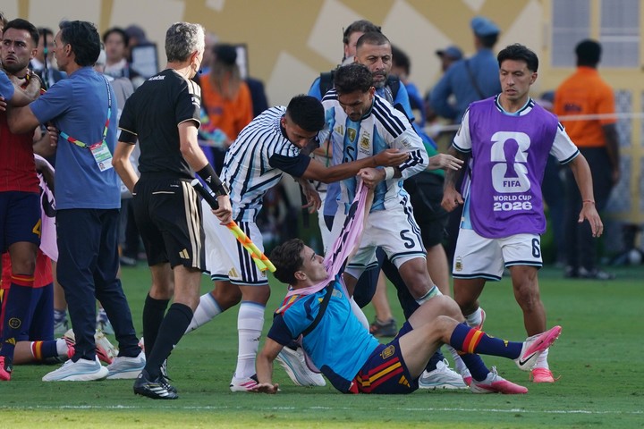 Paredes y la gresca del final. Fue expulsado post partido.
(Foto Juano Tesone)