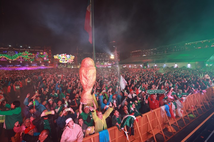 Mucha gente miró el partido en pantalla gigante (EFE).