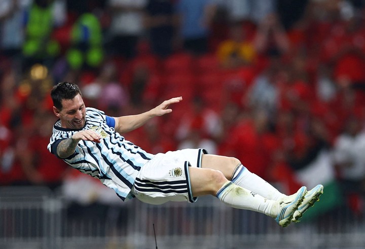 Lionel Messi en el aire durante los festejos (Reuters).