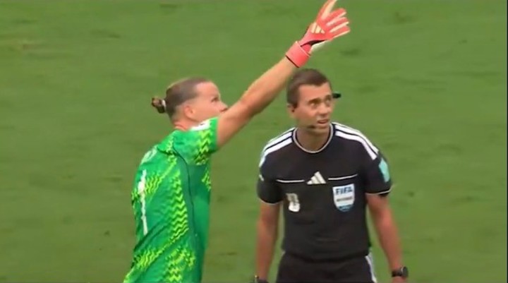 El reclamo de los jugadores de Noruega luego de que la pelota pegara en un cable.