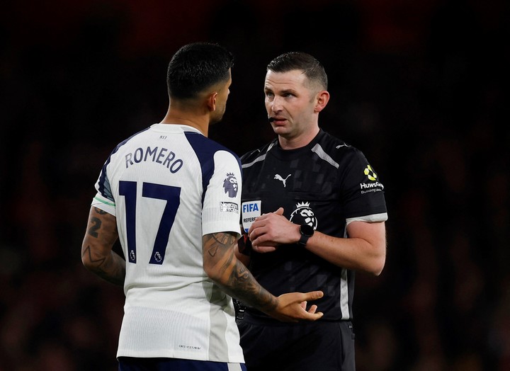 Cristian Romero y Michael Oliver en la Premier League. (REUTER)