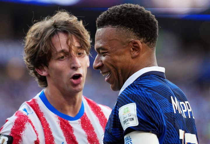 Mbappé y sus gestos provocativos (Reuters).
