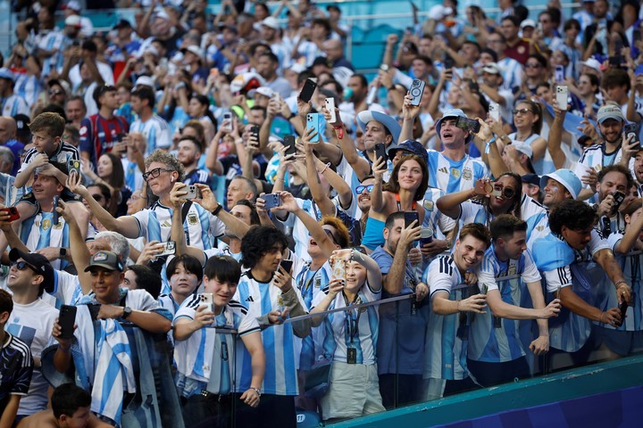 En todos lados del estadio, una misma camiseta. (EFE)
