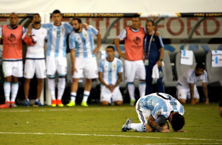 Messi y el dolor en el MetLife en 2016 (EFE).