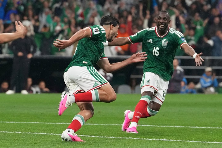 Raul Jimenez y Julian Quinones, las figuras de Mexico. (AP)