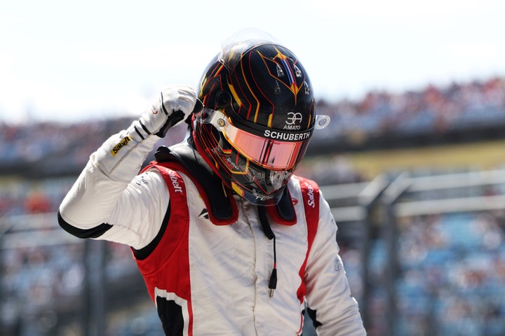 Théophile Naël festeja con el puño apretado su triunfo en la Sprint de la Fórmula 3 en Hungría.
(@Formula3 en X).