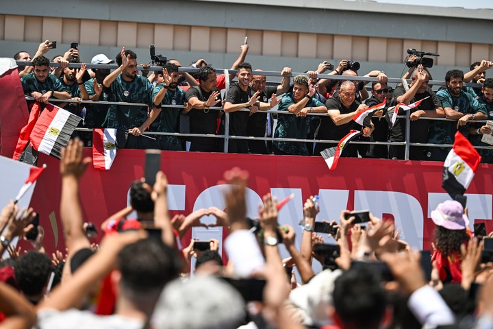 El plantel fue recibido por una multitud. (EFE)