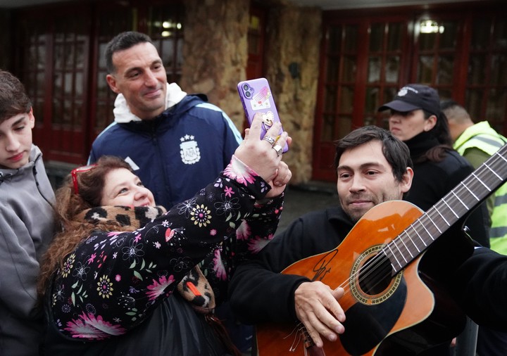 Scaloni y el cariño que recibió en Pujato (Foto: Marcelo Carroll).