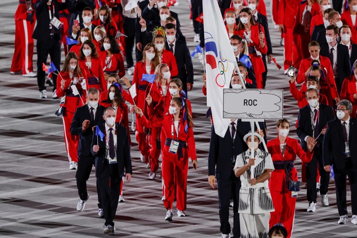 Representantes de la delegación del Comité Olímpico Ruso desfilan durante la ceremonia inaugural de los Juegos Olímpicos de Tokio 2020. Foto: EFE.