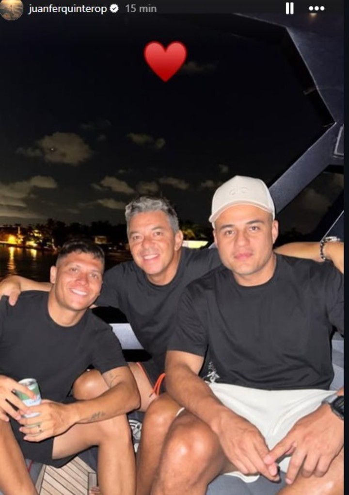 Juan Fernando Quintero, Gallardo y otro individuo en un barco.