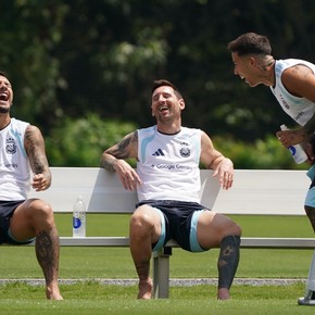 Messi descalzo, cuarteto y foco en España: así fue la práctica de la Argentina el día después de la épica