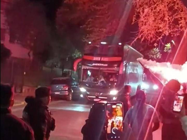 La fiesta de los hinchas de River en Salta para recibir al plantel (Foto: X)