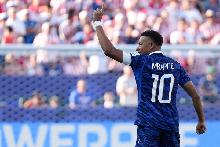 Mbappé, goleador del Mundial con Messi. (EFE)