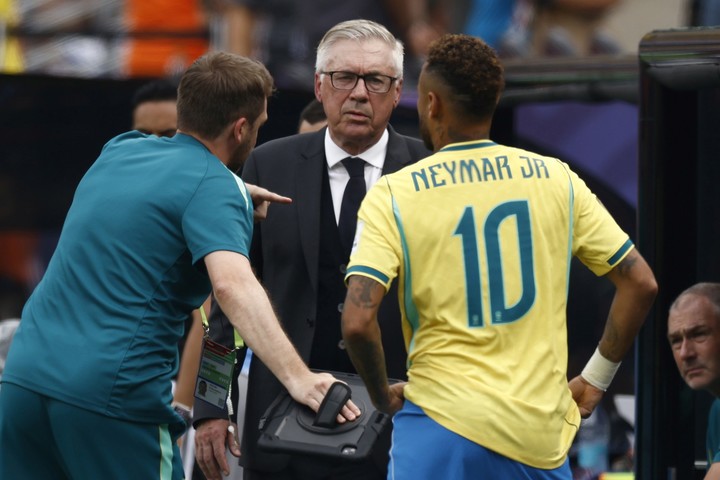 Carlo Ancelotti junto a Neymar y un ayudante en el Mundial 2026.