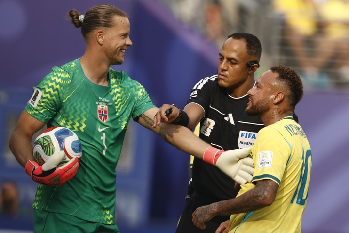 Neymar, antes de meter el penal vs. Noruega. 