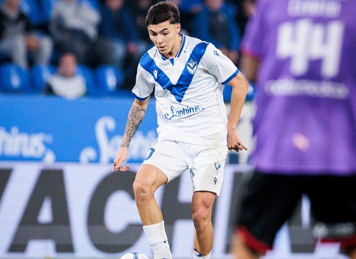 Tobías Andrada con la pelota. Prensa Vélez.