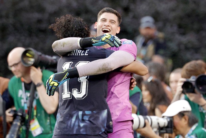 El abrazo de Canale y Gill (EFE).