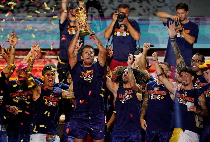 Rodri, capitán y MVP del Mundial, levanta la Copa del Mundo.