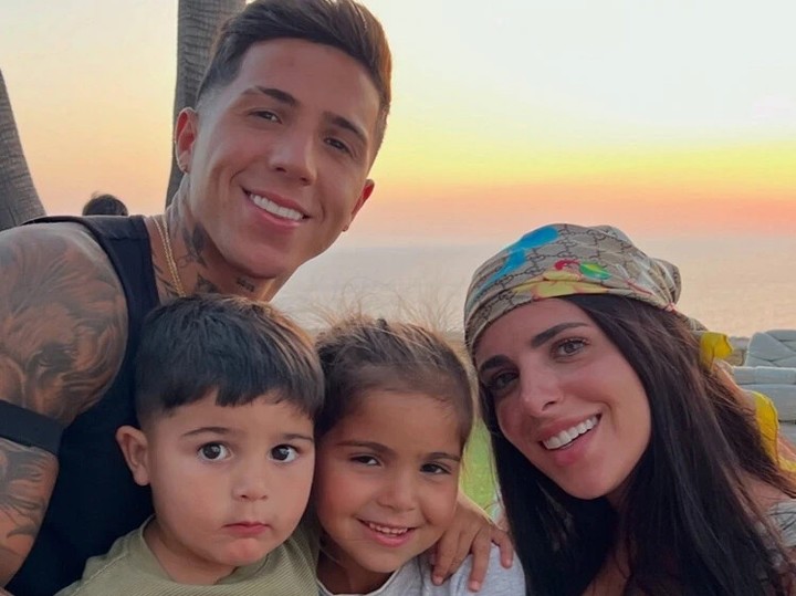 El ex River posando con su familia. 