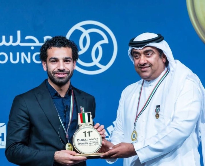 Mohammad Al-Kalami en un premio a Mohamed Salah.