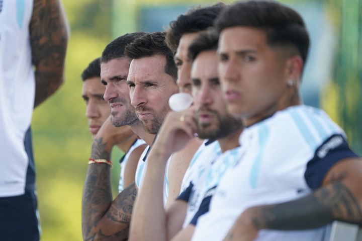 Los jugadores mirando la práctica (Juano Tesone/Enviado especial).