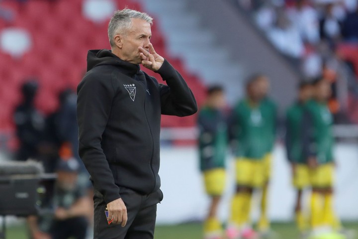 Gustavo Alvarez, DT de Liga.
