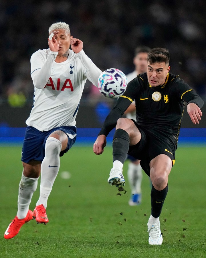 Anselmino contra Richarlison. (AP)