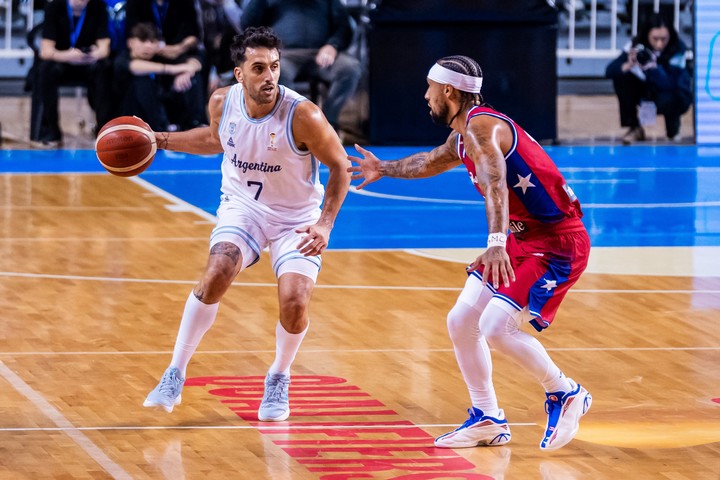 Facundo Campazzo lleva la pelota en el triunfo argentino ante Puerto Rico en Mardel.
(Prensa CAB).