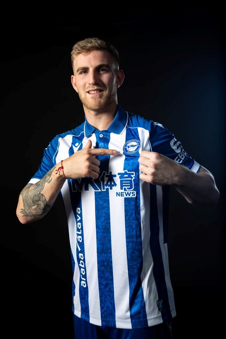 Valentini con la del Alavés (Foto: Prensa Alavés).