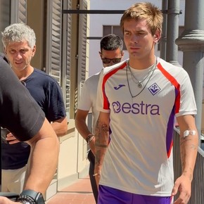 Con la ropa de la Fiorentina, Mastantuono se realizó la revisión médica en Italia