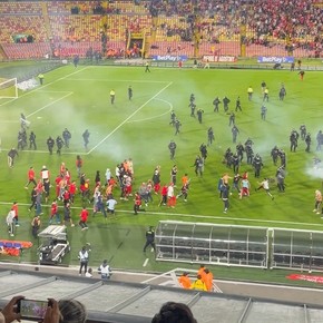 Batalla campal en pleno campo de juego: los fuertes incidentes entre los barras de Independiente Santa Fe y América de Cali