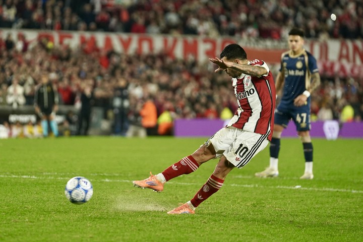 Correa tuvo revancha ante Argentinos: le convirtieron el penal y metió el 2-0. (Foto: Maxi Failla).