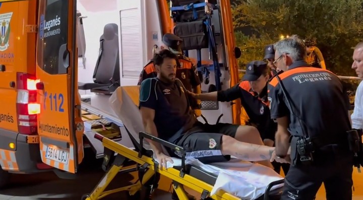 Augusto Batalla se sube a una camilla para ingresar a la ambulancia.
