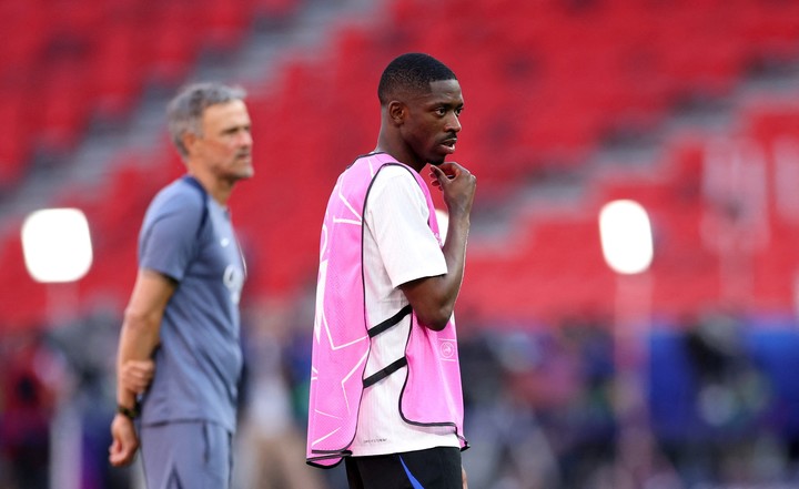 El entrenador junto a Dembélé. (REUTERS/Andrew Boyers)