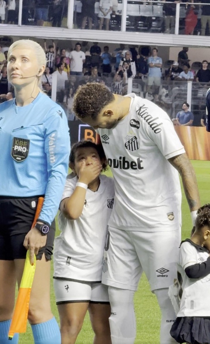Ney junto a la niña emocionada (Foto: Prensa Santos).