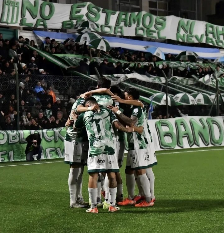 Abrazo de gol para Excursio. (Instagram @excursiooficial)
