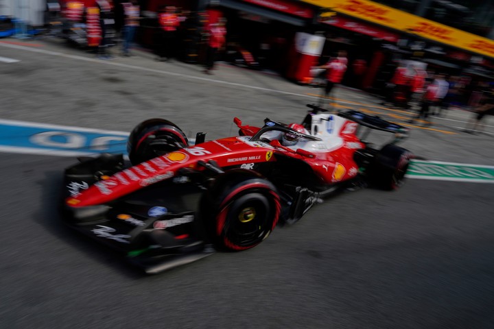 La Ferrari de Charles Leclerc recibió cambios, pero aprobados (AP).